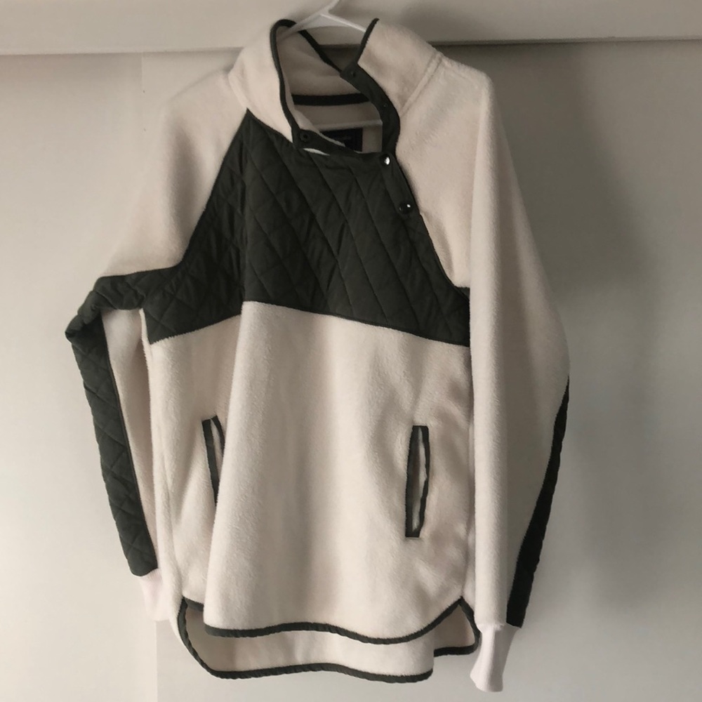 Abercrombie and Fitch pull over quilted sweatshirt